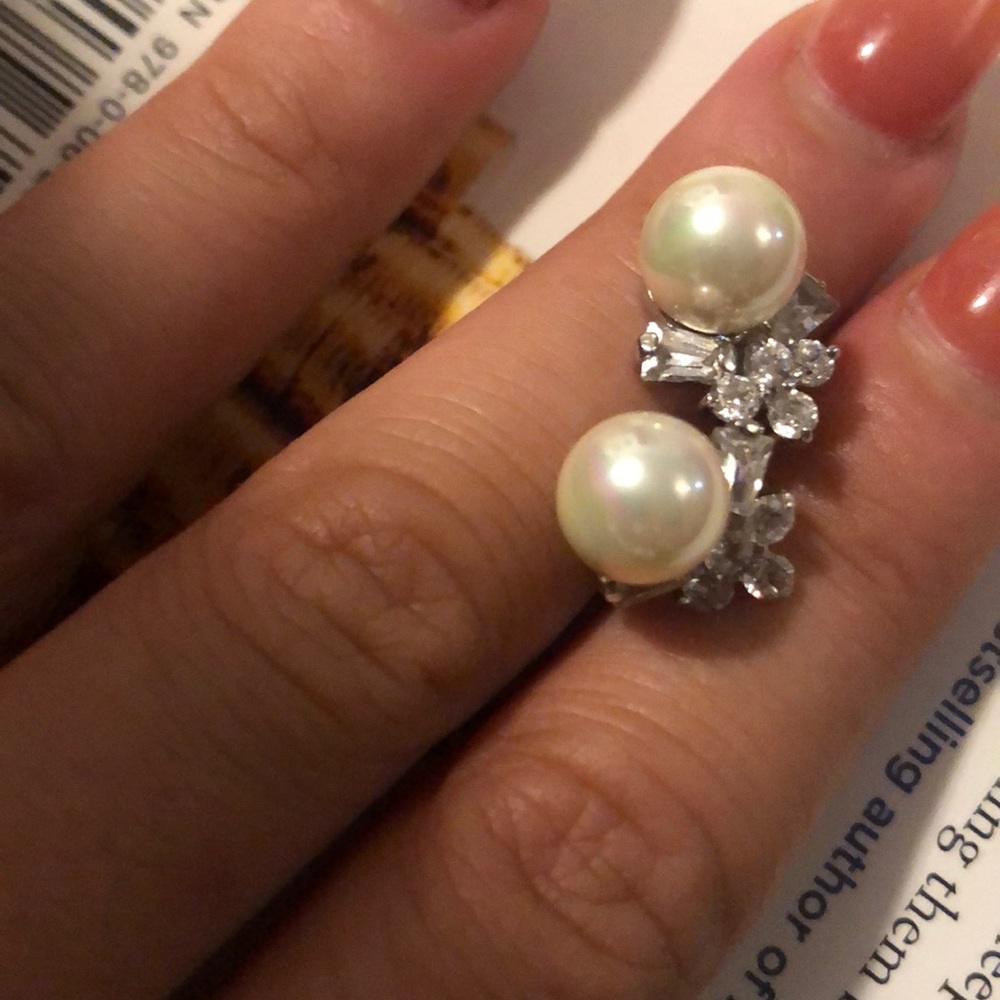 Pearl stud earrings / jeweled